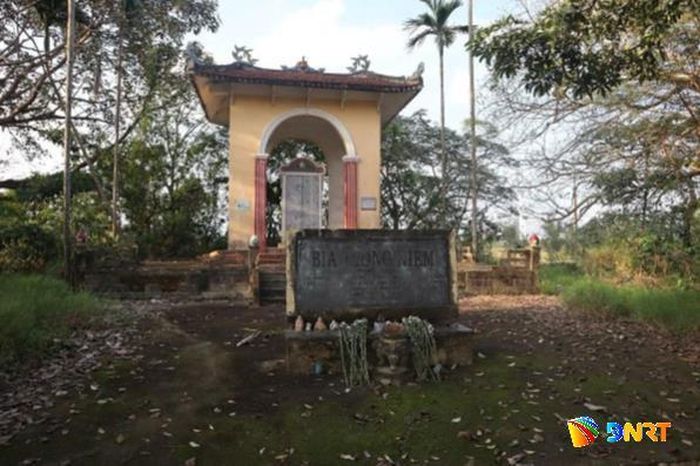 Di tích lịch sử cấp tỉnh Cây Da Dù tại khối phố Phong Nhị, phường An Thắng. Ảnh: H.S