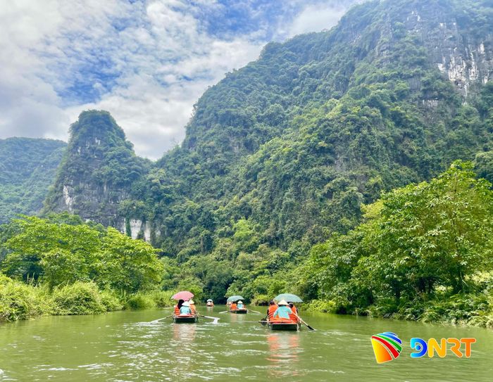 Sông nước, núi đá và cây cối hòa quyện tạo nên bức tranh thiên nhiên thanh bình. Ảnh: SƠN LÊ