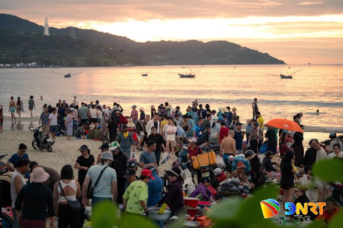 Người dân, du khách ghé chợ cá sớm bên bãi biển Mân Thái. Ảnh: ANH VIỆT