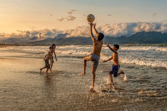Biển là sân chơi chung của nhiều đứa trẻ ở Đà Nẵng. Ảnh: VĂN QUÝ ĐỨC