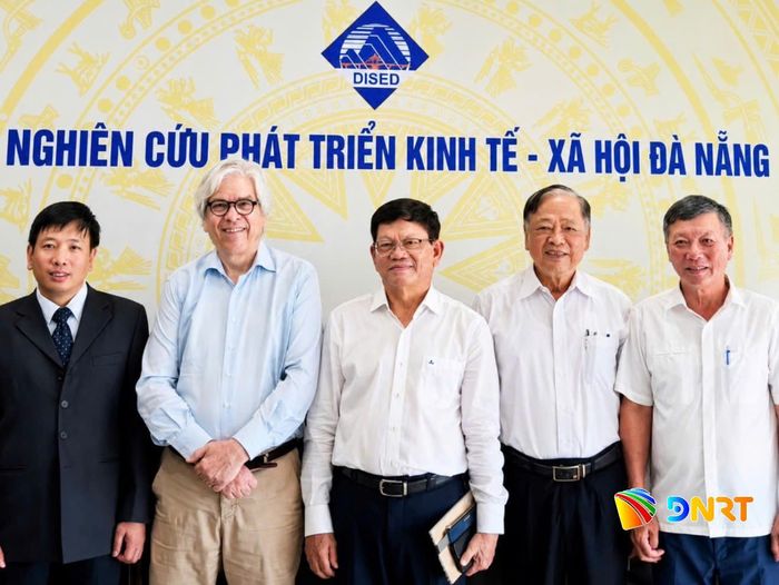GS Paul Romer (thứ 2, trái qua) với TS Võ Công Trí (thứ 3, trái qua) - Chủ tịch Liên hiệp các Hội Khoa học và Kỹ thuật Đà Nẵng; ThS Lê Văn Trung (thứ 1, phải qua) - Phó Chủ tịch Liên hiệp các Hội Khoa học và Kỹ thuật Đà Nẵng, TS. Nguyễn Hoàng Hà (thứ 1, trái qua) - Viện trưởng Viện nghiên cứu phát triển Kinh tế - Xã hội Đà Nẵng và tác giả. Ảnh: PV