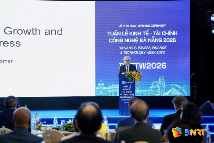 GS Paul Romer chia sẻ tại hội nghị đối thoại chính sách cấp cao trong chuỗi sự kiện của Tuần lễ Kinh tế - Tài chính - Công nghệ Đà Nẵng 2026. Ảnh: CÔNG - PHÚ