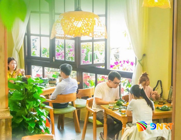 Khách thưởng thức ẩm thực tại Prajina Vegetarian Restaurant. Ảnh: Đồng Tại