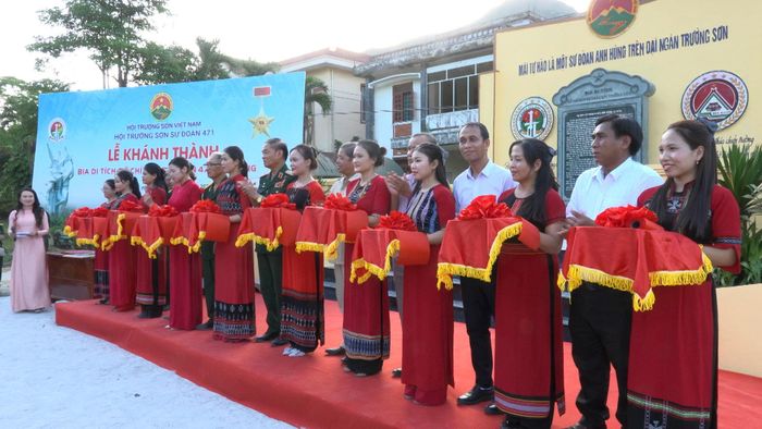 Đại diện lãnh đạo xã Bến Giằng và Sư đoàn 471 cắt băng khánh thành bia di tích. Ảnh: VĂN KHANH