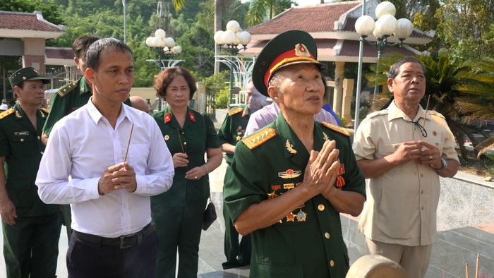 Sư đoàn 471 viếng hương tại Nghĩa trang liệt sĩ Nam Giang. Ảnh: VĂN KHANH