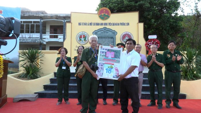 Lãnh đạo xã Bến Giằng trao quà lưu niệm cho đại diện Sư đoàn 471. Ảnh: VĂN KHANH