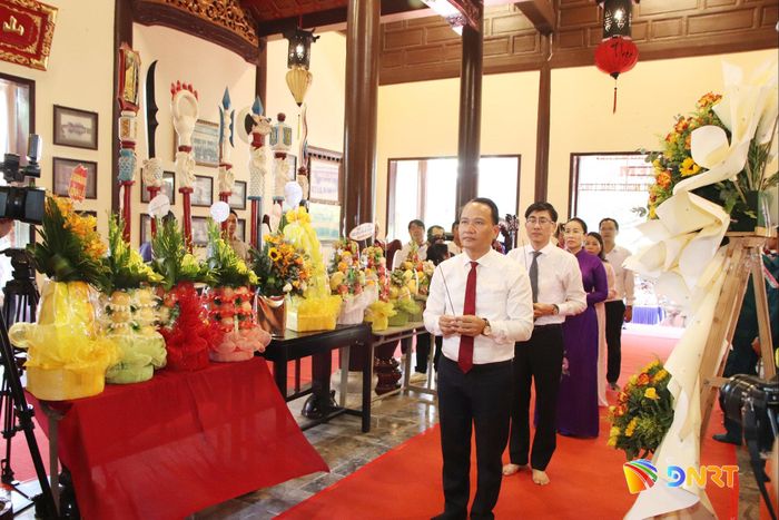 Phó Bí thư Thường trực Thành ủy Nguyễn Đình Vĩnh và đại biểu lãnh đạo thành phố dâng hương tại buổi lễ. Ảnh: TRỌNG HUY