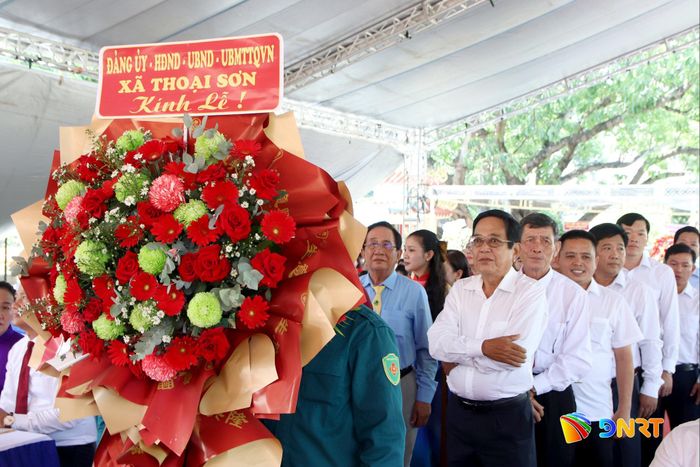 Đoàn đại biểu xã Thoại Sơn, tỉnh An Giang dâng lễ. Ảnh: TRỌNG HUY