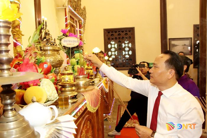 Phó Bí thư Thường trực Thành ủy Nguyễn Đình Vĩnh dâng hương tại buổi lễ. Ảnh: TRỌNG HUY
