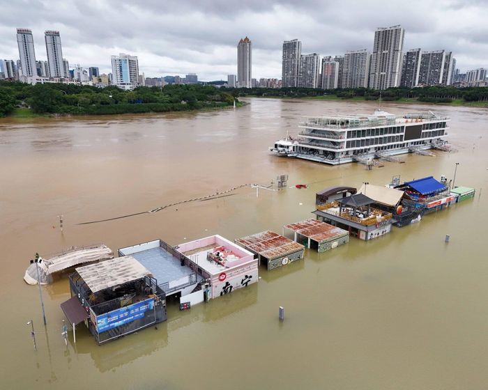 Công viên ven sông bị ngập lụt do trận lũ quét gây ra bởi bão Maysak đầu tháng 7/2026 ở Nam Ninh (Trung Quốc). Ảnh: EPA