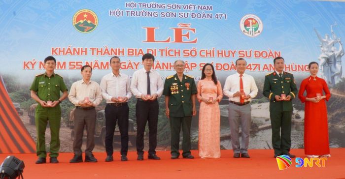 Đại diện Hội Truyền thống Trường Sơn Sư đoàn 471 trao Kỷ niệm chương cho lãnh đạo xã Bến Giằng. Ảnh: VĂN KHANH