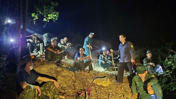 Lãnh đạo UBND xã trực tiếp có mặt tại hiện trường chỉ đạo công tác phòng cháy chữa cháy rừng. Ảnh: MINH THÔNG