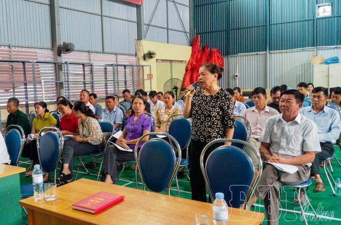 Đại diện các thôn, bản xã Sam Mứn tham gia buổi gặp mặt trao đổi về việc sắp xếp thôn, bản và kiện toàn nhân sự.