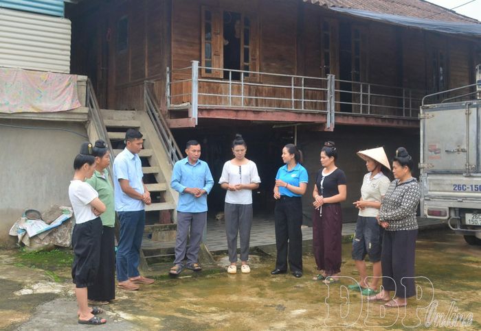 Bà Lường Thị Thơi, Phó Chủ tịch Hội LHPN xã Nà Tấu (thứ 4 từ phải sang) trò chuyện cùng Bí thư, Trưởng bản và hội viên phụ nữ bản Nà Tấu về việc tạo điều kiện phát huy năng lực của Chi hội trưởng tại bản.