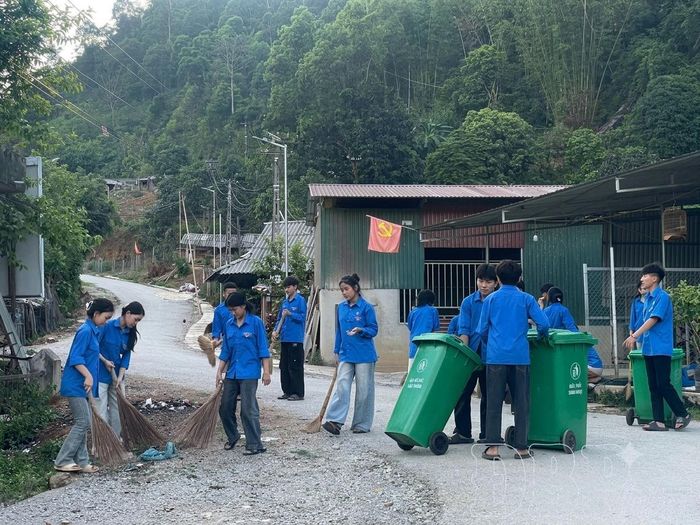 Sớm kiện toàn nhân sự, hoạt động của các chi đoàn tại xã Sam Mứn không bị xáo trộn. Trong ảnh: Đoàn viên thanh niên bản Na Ư tham gia vệ sinh môi trường.