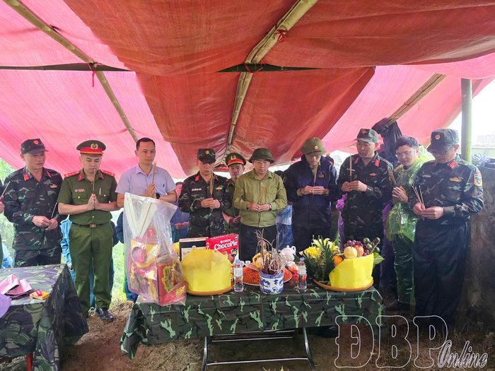 Thành viên Ban Chỉ đạo và cấp ủy, chính quyền xã Quài Tở làm thủ tục trước khi khai quật các phần mộ.