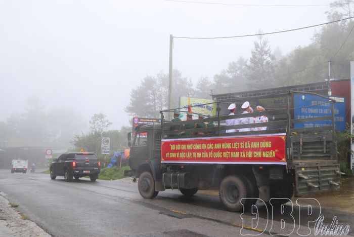 Lực lượng chức năng quy tập hài cốt các liệt sĩ về Nghĩa trang liệt sĩ Độc Lập.