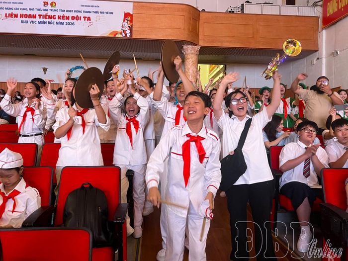 Thiếu nhi cổ vũ hết mình khi đội bạn biểu diễn.