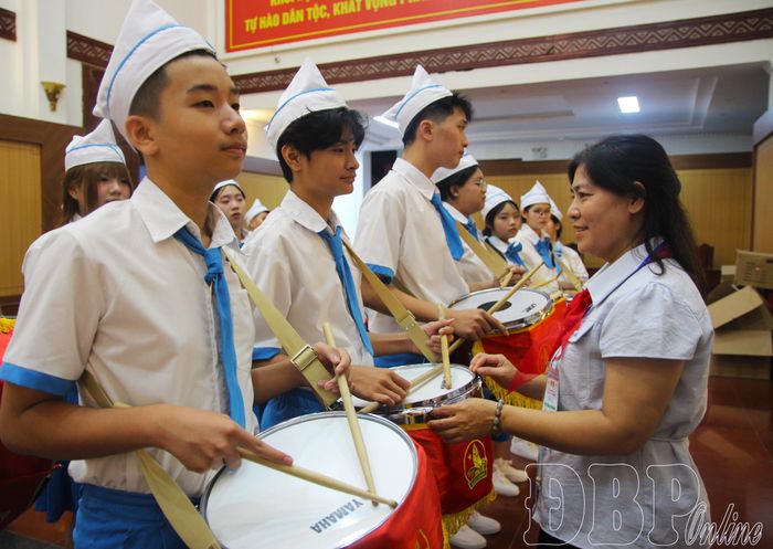 Đội thi thuộc Cung Văn hóa Thanh thiếu nhi tỉnh Quảng Ninh cùng tập luyện lại bài thi trước giờ biểu diễn.