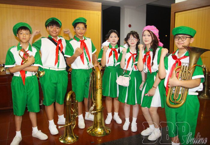 Thành viên đội trống, kèn đến từ đoàn Thái Nguyên thể hiện sự hào hứng tại liên hoan.