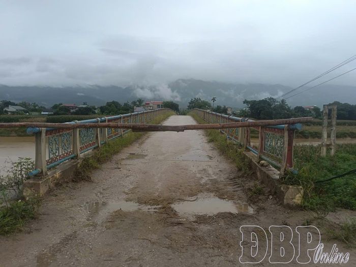 Phía đầu cầu còn lại cũng đã được đặt barie ngăn việc lưu thông trên cầu (ảnh chụp 17h16, ngày 19/7). Ảnh: Quang Hùng