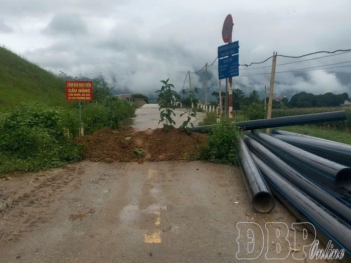 Đầu cầu C9 đã được đặt cảnh báo, dựng vật cản cấm qua lại (ảnh chụp 17h15, ngày 19/7). Ảnh: Quang Hùng