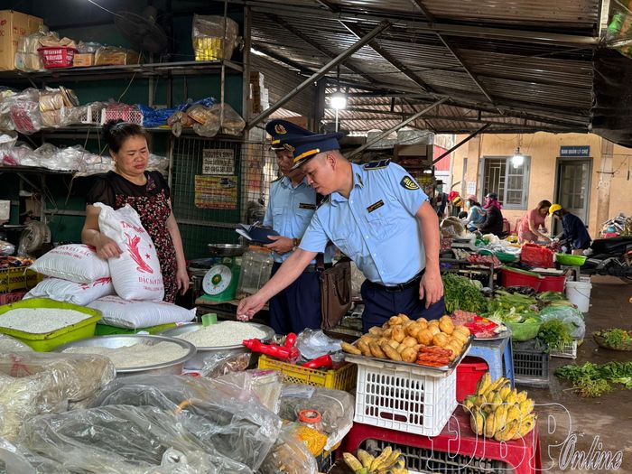 Lực lượng quản lý thị trường kiểm tra hàng hóa tại xã Mường Nhé. Ảnh: QLTT