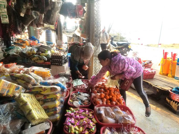 Tiểu thương xã Xa Dung cung ứng hàng hóa cho người dân.