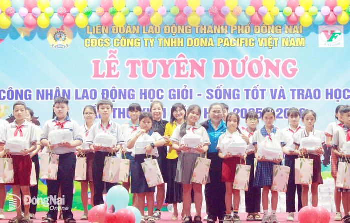 Công đoàn cơ sở Công ty TNHH Dona Pacific Việt Nam (xã Bình Minh) trao học bổng cho con công nhân. Ảnh: Nguyễn Hòa