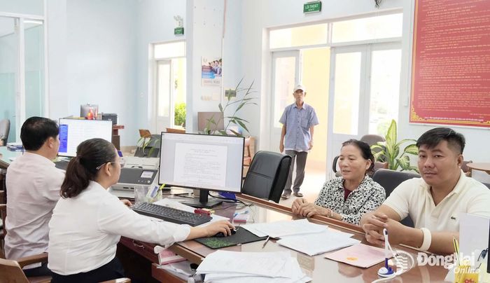 Anh Nguyễn Thiên Quang, ngụ ấp Xuân Tâm, xã Xuân Hòa (bìa phải) tranh thủ ngày nghỉ cuối tuần đến thực hiện thủ tục hành chính. Ảnh: CTV