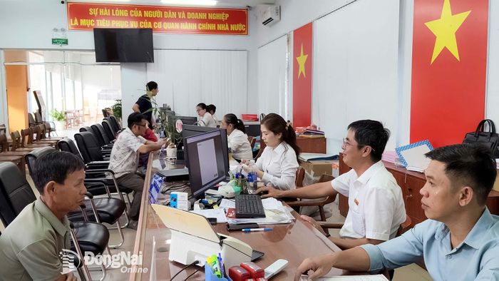Gác lại thời gian nghỉ cuối tuần, cán bộ, công chức của Trung tâm Phục vụ hành chính công xã đã tự nguyện tham gia phục vụ nhằm tạo điều kiện thuận lợi nhất cho người dân. Ảnh: CTV