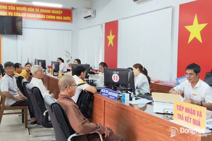 Ngay từ sáng chủ nhật đầu tiên mô hình đi vào hoạt động, khá đông người dân đến thực hiện thủ tục hành chính tại Trung tâm Phục vụ hành chính công xã Xuân Hòa. Ảnh: CTV
