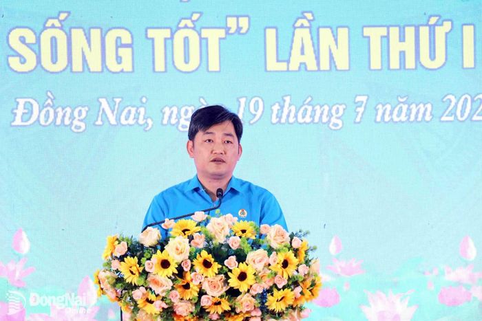 Thành ủy viên, Phó Chủ tịch Ủy ban MTTQ Việt Nam thành phố, Chủ tịch Liên đoàn Lao động thành phố Đồng Nai Nguyễn Quốc Dũng phát biểu tại lễ tuyên dương. Ảnh: Ngọc Thuận