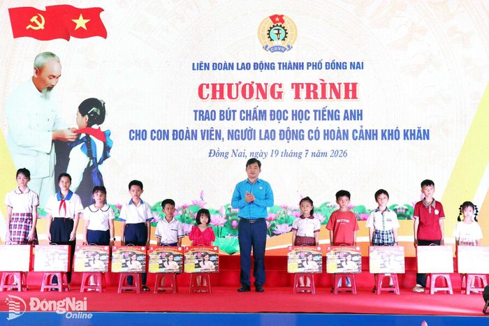 Ban Tổ chức trao học bổng và bút chấm học, đọc tiếng Anh cho học sinh. Ảnh: Ngọc Thuận