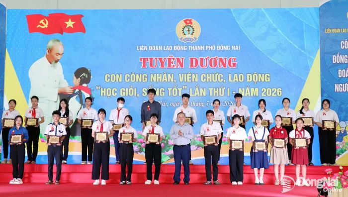 Ủy viên Ban Thường vụ Thành ủy, Trưởng ban Nội chính Thành ủy Nguyễn Minh Hợi trao biểu trưng cho các em học sinh được tuyên dương "Học giỏi - Sống tốt". Ảnh: Ngọc Thuận