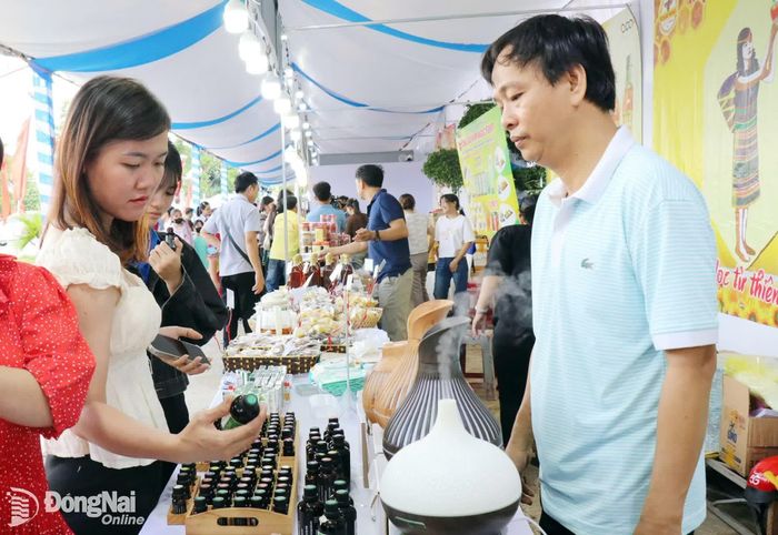 Đoàn viên công đoàn tham gia khám bệnh miễn phí và mua sắm ưu đãi tại chương trình. Ảnh: Ngọc Thuận