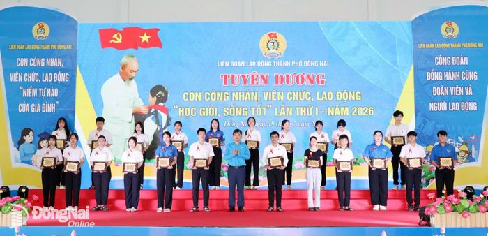 Thành ủy viên, Phó Chủ tịch Ủy ban MTTQ Việt Nam thành phố, Chủ tịch Liên đoàn Lao động thành phố Nguyễn Quốc Dũng trao biểu trưng cho các em được tuyên dương "Học giỏi - Sống tốt". Ảnh: Ngọc Thuận