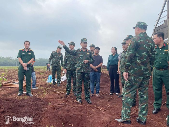 Đại tá Nguyễn Thanh Phong chỉ đạo lực lượng tìm kiếm và chuẩn bị cho lễ triển khai tìm kiếm, quy tập hài cốt liệt sĩ tại xã Minh Đức. Ảnh: Nguyệt Hà