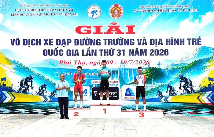 Tay đua trẻ Đồng Nai Trần Trọng Phúc xuất sắc giành huy chương vàng nội dung xuất phát đồng hành cá nhân nam lứa tuổi U.23. Ảnh: LĐXĐMTTTVN