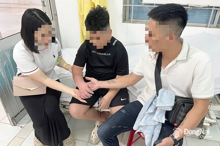 Sau khi được giải cứu thành công, bé trai được lực lượng chức năng đưa đến bệnh viện kiểm tra sức khỏe. Ảnh: Khánh An