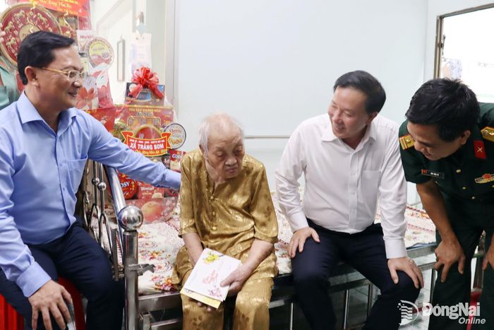 Đồng chí Nguyễn Văn Út, Phó Bí thư Thành ủy, Chủ tịch UBND thành phố Đồng Nai (thứ 2 từ phải qua) thăm, tặng quà, chúc Tết Bính Ngọ 2026 Mẹ Việt Nam anh hùng Lê Thị Cơ, phường Trảng Bom. Ảnh: Nguyệt Hà
