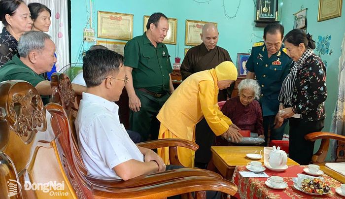 Đại diện Hội Hỗ trợ gia đình liệt sĩ thành phố Đồng Nai thăm, tặng quà Mẹ Việt Nam anh hùng Trần Thị Bảy, xã Bom Bo nhân kỷ niệm 51 năm ngày Giải phóng miền Nam, thống nhất đất nước. Ảnh: Nguyệt Hà