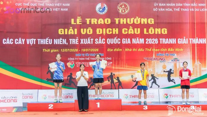 Tài năng trẻ cầu lông Đồng Nai Nguyễn Thị Thu Huyền trên bục nhận huy chương vàng đơn nữ U.17. Ảnh: ĐVCC