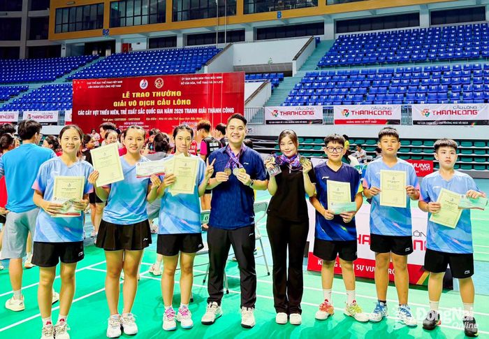 Ban huấn luyện chia vui cùng các vận động viên cầu lông trẻ Đồng Nai. Ảnh: ĐVCC