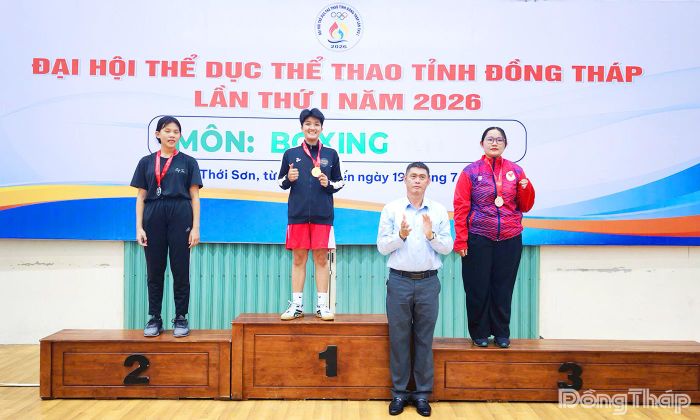 Ban Tổ chức trao giải Nhất, Nhì, Ba cho các vận động viên nữ đạt thành tích cao tại giải đấu.