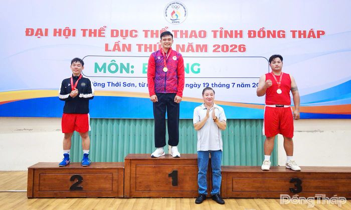 Ban Tổ chức trao giải Nhất, Nhì, Ba cho các vận động viên nam đạt thành tích cao tại giải đấu.