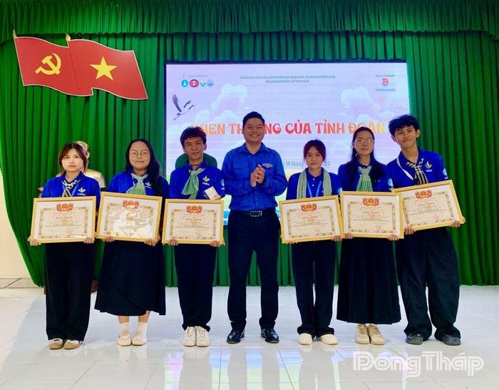 Bí thư Tỉnh Đoàn Lê Hoàng Quyết khen thưởng chiến sĩ mùa hè xanh.
