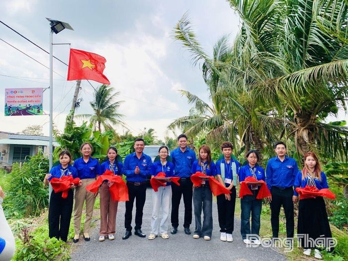Khánh thành công trình "Tuyến đường kiểu mẫu - Thắp sáng đường quê" tại tuyến bờ Tây kênh Giữa, xã Đốc Binh Kiều.