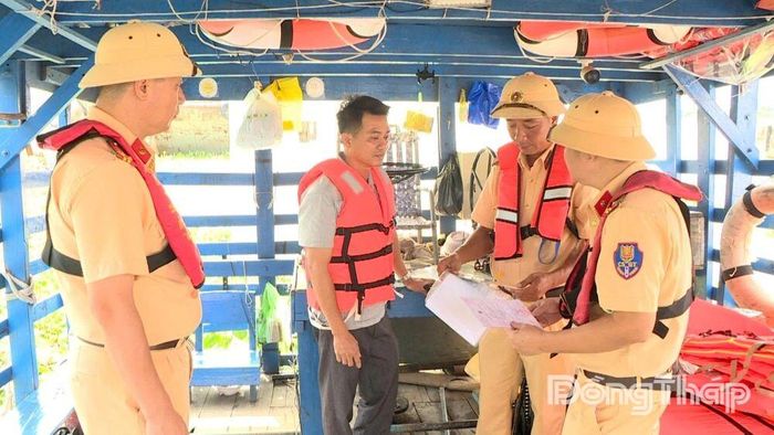 Lực lượng chức năng kiểm tra đảm bảo an toàn giao thông tại bến khách ngang sông.