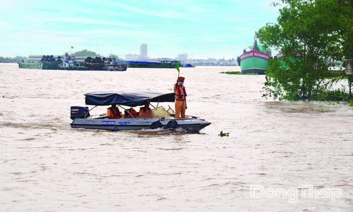 Lực lượng Cảnh sát giao thông đường thủy tuần tra kiểm soát trên sông Tiền.